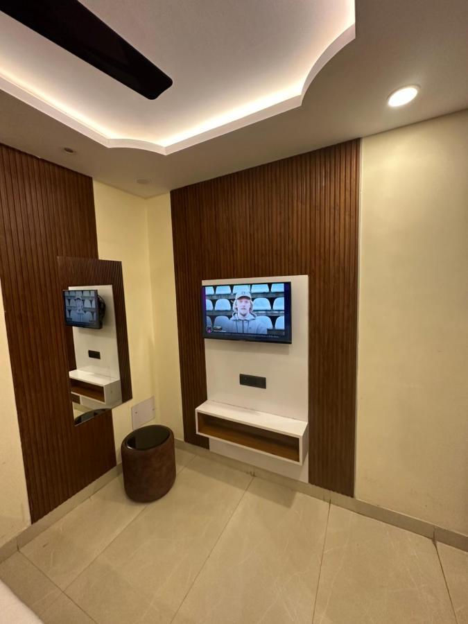 Hotel Mahalaxmi Deluxe New Delhi Exterior photo