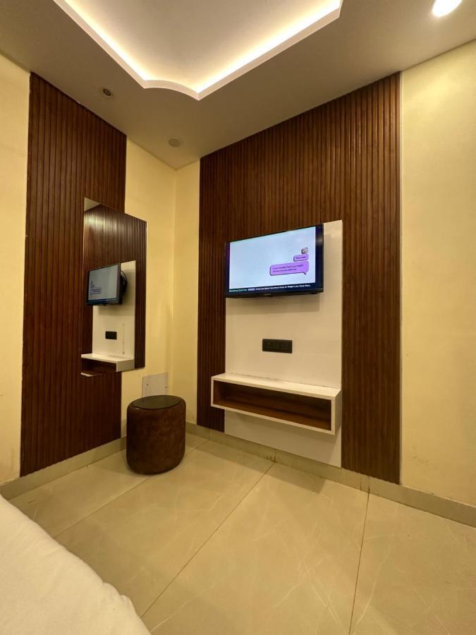 Hotel Mahalaxmi Deluxe New Delhi Exterior photo